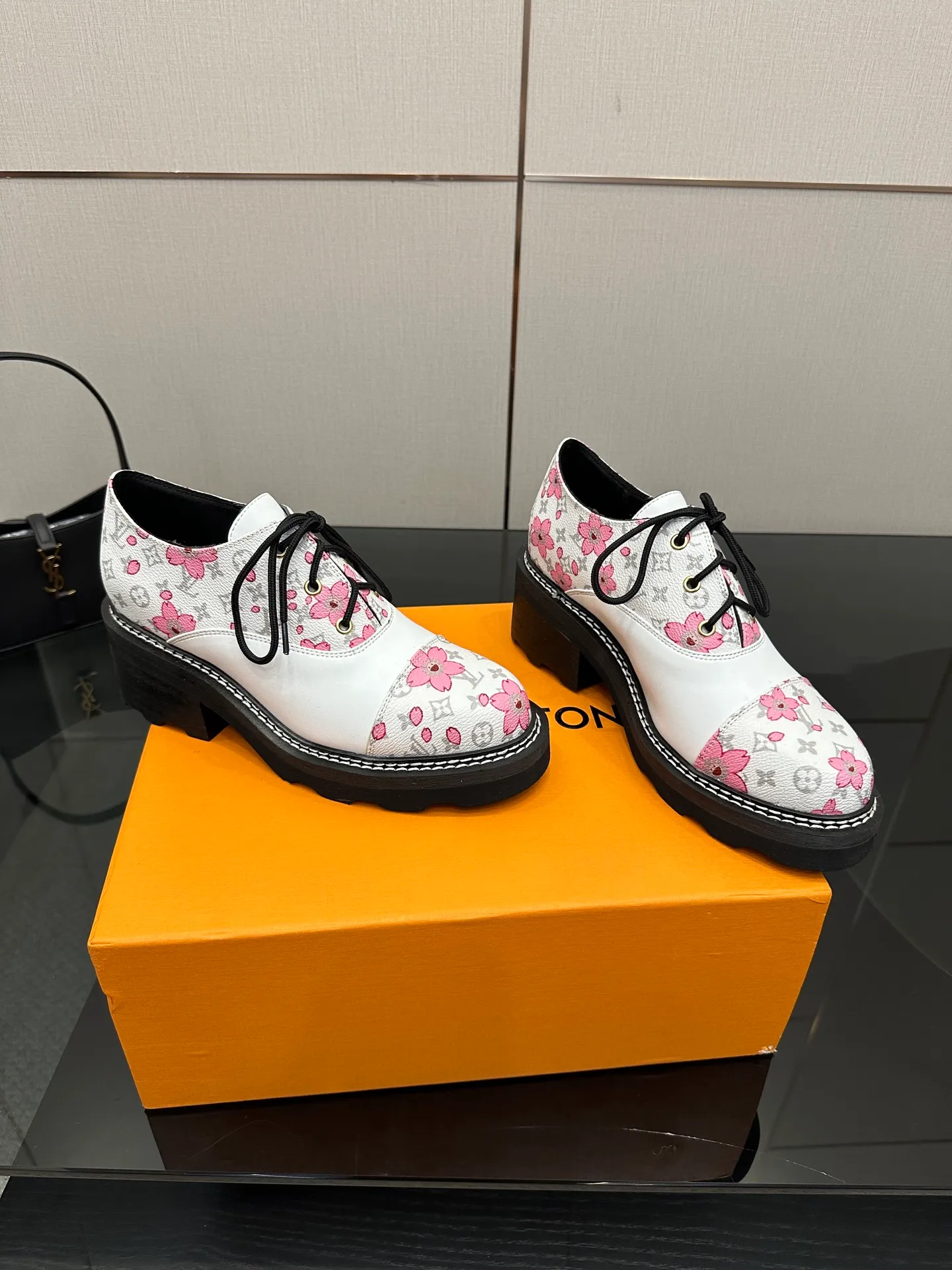 👟👟Ex-factory price 720👟👟 LOUIS VUITTON Louis Vuitton counter latest model top version LV inner cowhide material is real! Original 1:1 material reproduction! Modern and casual in one! Release a strong aura like a queen 🔥Capture everyone's attention instantly💃 Inner/foot pads: imported cowhide Fabric: cowhide Outsole: full genuine leather Code number: 35-41 (40, 41, 42 customizations are not returnable)